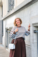 jennie-gestreepte-gebreide-trui-brown-sweet-like-you-modelfoto-vooraanzicht-1