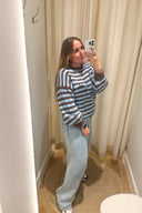 jennie-gestreepte-gebreide-trui-brown-sweet-like-you-model-vooraanzicht-3