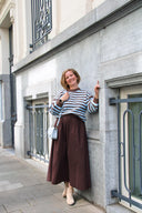 jennie-gestreepte-gebreide-trui-brown-sweet-like-you-modelfoto-vooraanzicht-2