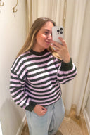 jennie-gestreepte-gebreide-trui-khaki-sweet-like-you-model-vooraanzicht-1