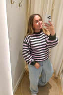 jennie-gestreepte-gebreide-trui-khaki-sweet-like-you-model-vooraanzicht-2