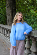 ottilia-gebreide-mohair-ronde-hals-trui-sky-blue-hemelsblauw-sweet-like-you-lookfoto-vooraanzicht-1