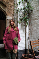 maan-suede-schoudertas-olijfgroen-sweet-like-you-modelfoto-vooraanzicht-1