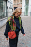 maan-suede-schoudertas-roest-sweet-like-you-productfoto-zijaanzicht-2