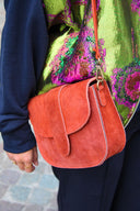 maan-suede-schoudertas-roest-sweet-like-you-productfoto-zijaanzicht-1