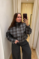 serafina-geruite-korte-jas-light-brown-donkerbruin-sweet-like-you-spiegelfoto-vooraanzicht-1
