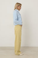 vita-barrel-balloon-denim-jeans-broek-botergeel-lichtgeel-sweet-like-you-modelfoto-zijaanzicht-1