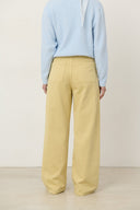 vita-barrel-balloon-denim-jeans-broek-botergeel-lichtgeel-sweet-like-you-modelfoto-achteraanzicht-1
