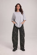 elysia-barrel-balloon-army-legerprint-denim-jeans-broek-army-green-legergroen-sweet-like-you-modelfoto-vooraanzicht-4