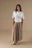 acacia-nepleren-rok-taupe-neo-noir-model-vooraanzicht-1