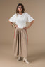 acacia-nepleren-rok-taupe-neo-noir-model-vooraanzicht-2