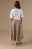 acacia-nepleren-rok-taupe-neo-noir-model-achteraanzicht-1