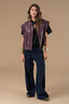 alma-nepleren-mouwloos-vest-bordeaux-adore-paris-model-vooraanzicht-1