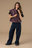alma-nepleren-mouwloos-vest-bordeaux-adore-paris-model-vooraanzicht-2