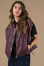 alma-nepleren-mouwloos-vest-bordeaux-adore-paris-model-vooraanzicht-4