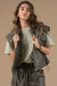 alma-nepleren-mouwloos-vest-khaki-adore-paris-model-vooraanzicht-3
