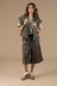 alma-nepleren-mouwloos-vest-khaki-adore-paris-model-vooraanzicht-2