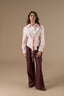 alyzee-nepleren-broek-bordeaux-adore-paris-model-vooraanzicht-1