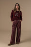 alyzee-nepleren-broek-bordeaux-adore-paris-model-vooraanzicht-4