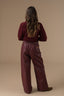 alyzee-nepleren-broek-bordeaux-adore-paris-model-achteraanzicht-1