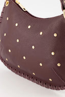 casey-leren-schoudertas-studs-bordeaux-sweet-like-you-productfoto-close-up-1