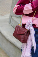 celine-leren-chevron-schoudertas-bordeaux-sweet-like-you-sienna-lookfoto-zijaanzicht-1