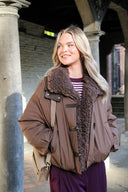 aurelio-gewatteerde-korte-teddy-jas-adoré-paris-chocolat-brown-lookfoto-vooraanzicht