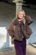 aurelio-gewatteerde-korte-teddy-jas-adoré-paris-chocolat-brown-lookfoto-vooraanzicht-2