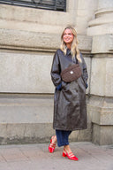 angie-nepleren-trenchcoat-jas-chocolat-halflang-adoré-paris-lookfoto-vooraanzicht-1