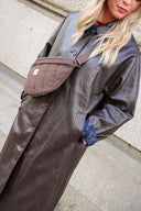 angie-nepleren-trenchcoat-jas-chocolat-halflang-adoré-paris-lookfoto-close-up-1