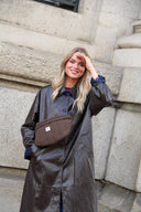 angie-nepleren-trenchcoat-jas-chocolat-halflang-adoré-paris-lookfoto-vooraanzicht-3