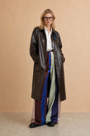angie-nepleren-trenchcoat-jas-chocolat-halflang-adoré-paris-modelfoto-vooraanzicht
