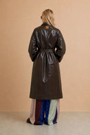 angie-nepleren-trenchcoat-jas-chocolat-halflang-adoré-paris-modelfoto-achteraanzicht