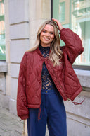 ondine-gewatteerde-pufferjas-bordeaux-adore-paris-lookfoto-vooraanzicht-1