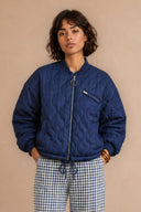 ondine-gewatteerde-pufferjas-navy-adore-paris-modelfoto-vooraanzicht-1