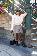 casey-suede-leren-studs-schoudertas-black-sweet-like-you-modelfoto-vooraanzicht-2