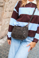 casey-suede-leren-studs-schoudertas-dark-brown-sweet-like-you-productfoto-close-up-1