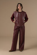 cecile-omkeerbaar-nepleren-teddy-gilet-vest-bordeaux-adore-paris-model-vooraanzicht-1