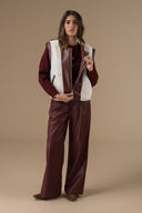 cecile-omkeerbaar-nepleren-teddy-gilet-vest-bordeaux-adore-paris-model-vooraanzicht-3