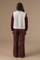 cecile-omkeerbaar-nepleren-teddy-gilet-vest-bordeaux-adore-paris-model-achteraanzicht-1
