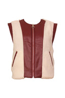 cecile-omkeerbaar-nepleren-teddy-gilet-vest-bordeaux-adore-paris-productfoto-vooraanzicht-2