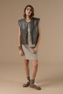 cecile-omkeerbaar-nepleren-teddy-gilet-vest-khaki-adore-paris-model-vooraanzicht-1