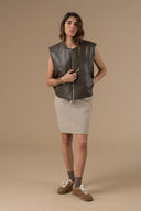 cecile-omkeerbaar-nepleren-teddy-gilet-vest-khaki-adore-paris-model-vooraanzicht-2