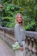 celine-leren-chevron-schoudertas-mosgroen-sweet-like-you-sienna-lookfoto-zijaanzicht-1