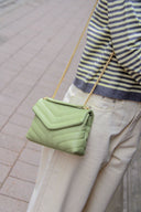 celine-leren-chevron-schoudertas-mosgroen-sweet-like-you-sienna-lookfoto-zijaanzicht-2