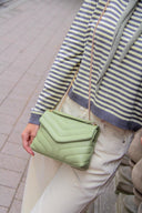 celine-leren-chevron-schoudertas-mosgroen-sweet-like-you-sienna-lookfoto-detail-1