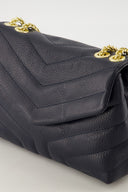 celine-leren-chevron-schoudertas-donkerblauw-navy-sweet-like-you-sienna-productfoto-close-up-1