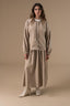 courtney-nepleren-jas-taupe-adore-paris-model-vooraanzicht-2