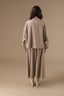 courtney-nepleren-jas-taupe-adore-paris-model-achteraanzicht-1