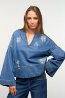 donatelo-denim-blouse-adore-paris-modelfoto-vooraanzicht-1